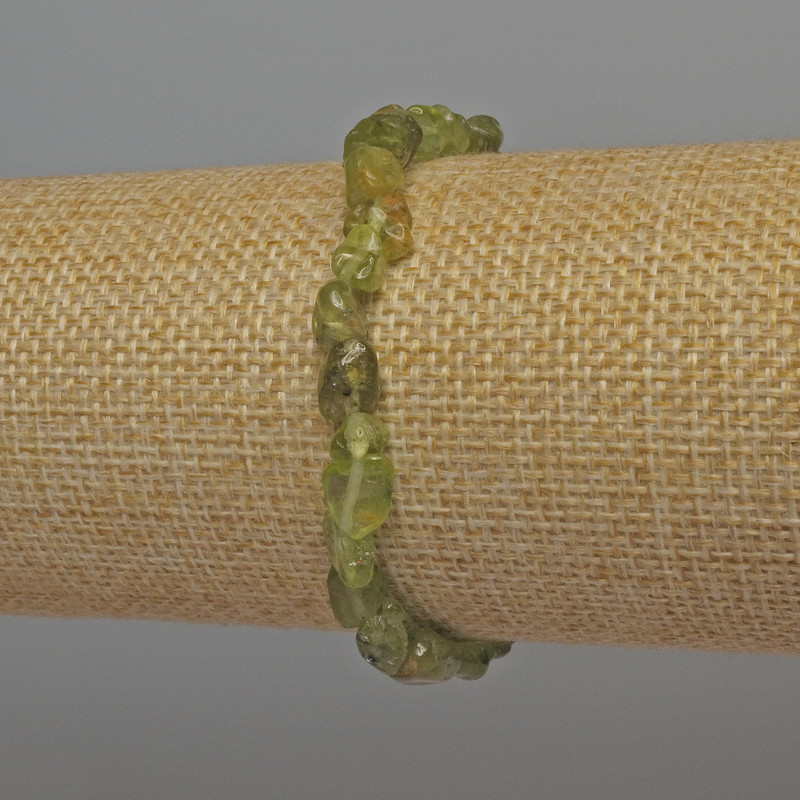 Náramek z chryzolitových drobných úlomků, průměr 6–8×6 mm ±, délka 18 cm ± elastický