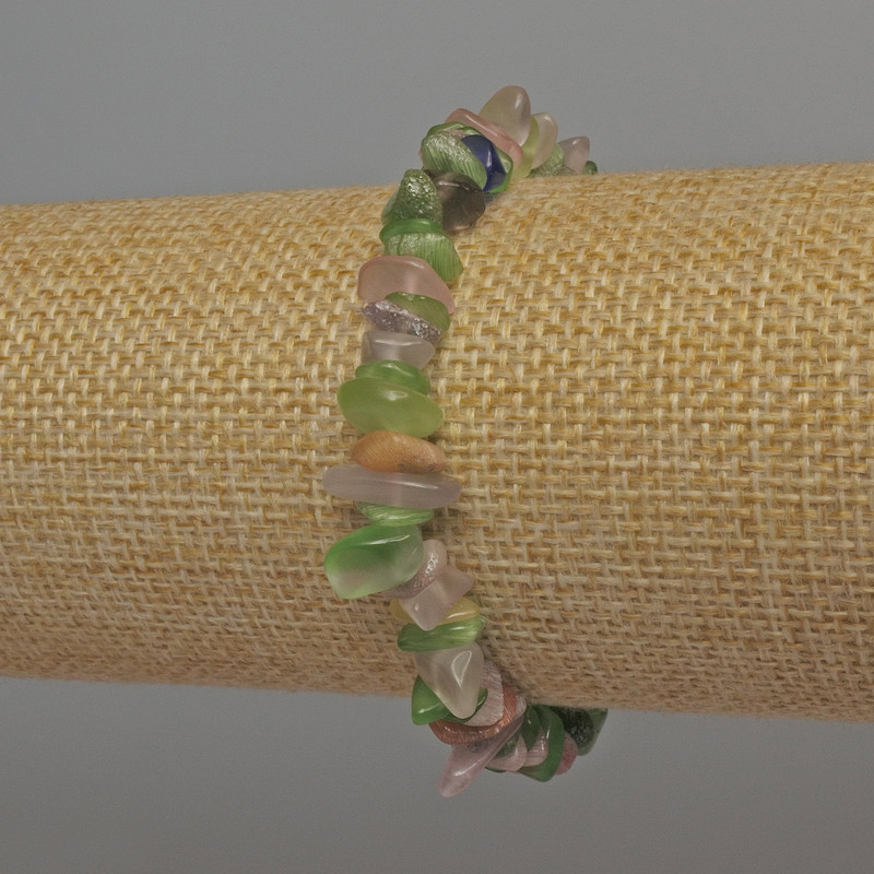 Náramek Směs drobných úlomků přírodního kamene, průměr 6–12×2–4 mm, délka 18 mm, elastický