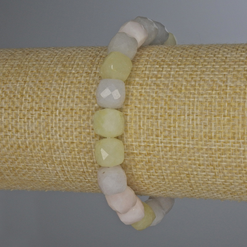 Náramek z morganitu s broušenými kostkami 9 x 9 mm, délka 18 cm, elastický