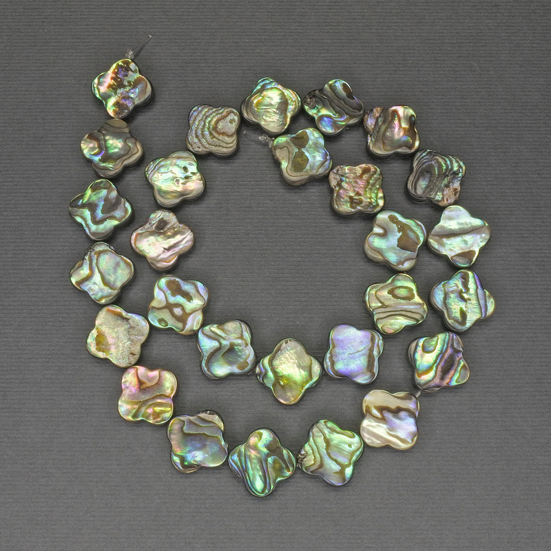 Korálky haliótisu ve tvaru čtyřlístku, průměr 14 mm ±, délka 40 cm ± na niti