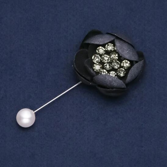 Brož-špendlík s květem z látky „Pivoňka“ se krystaly, průměr 4 cm, délka 9 cm