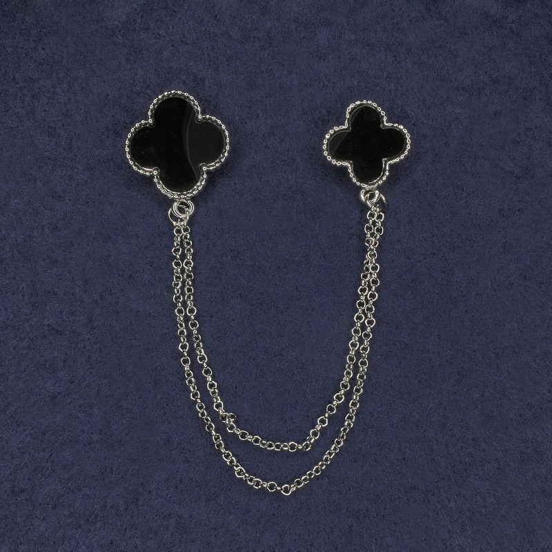 Brož na kardigány, černá smaltovaná, průměr 22 mm a 18 mm, stříbrný kovový řetínek, délka 12 cm