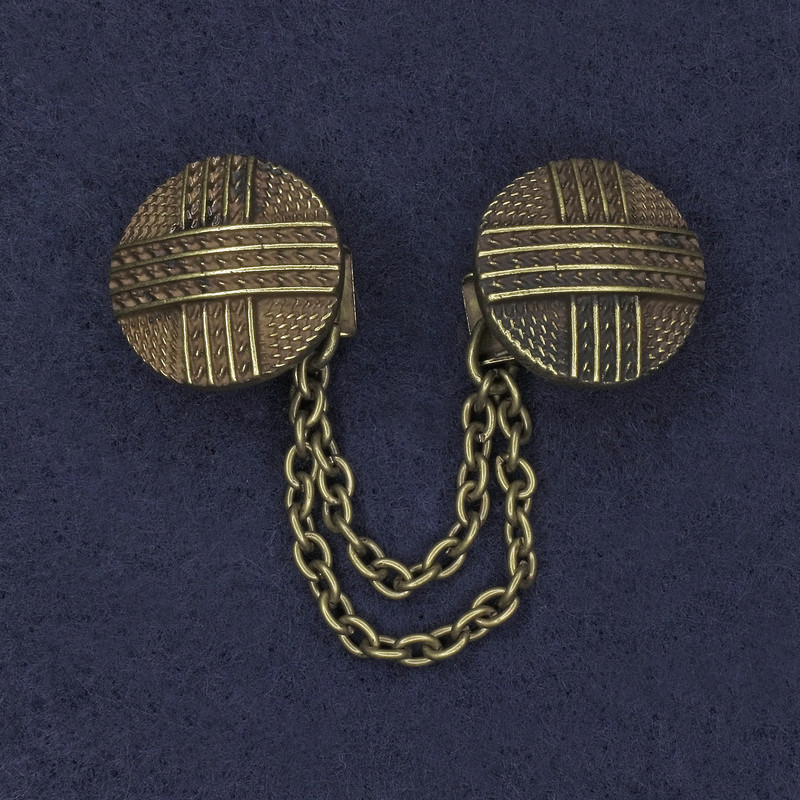 Brož na kardigany – bronzová barva kovu, průměr 20 mm ±, délka řetízku 9 cm ±