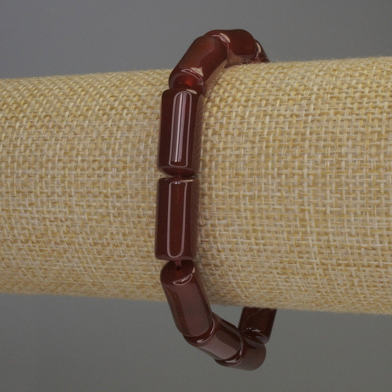 Náramek z karneolu cylindrického tvaru, průměr 15×8 mm, délka 18 cm, na pružné šňůře