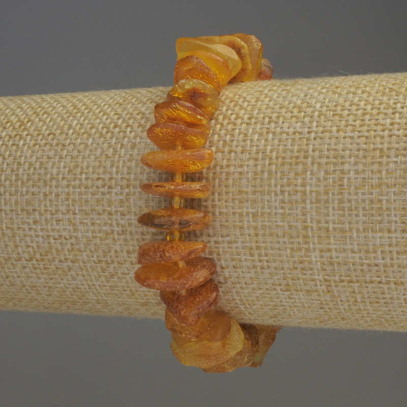 Náramek z jantarových drobků 12×3,5 mm ±, s korálkami o průměru 3 mm ±, délka 18 cm ±, elastický