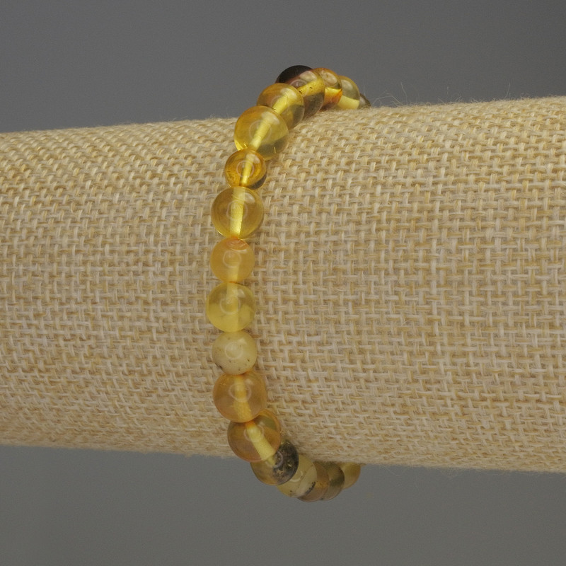 Náramek z jantaru – hladké kuličky, průměr 6–6,5 mm, délka 18 cm, elastický