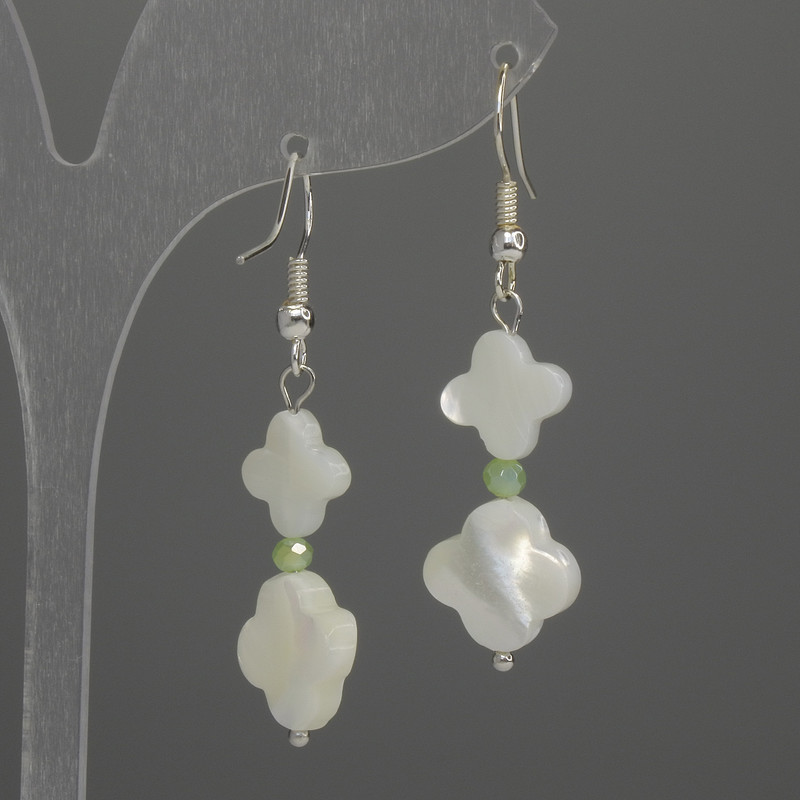 Náušnice s perleťou ve tvaru čtyřlístku 10–12 mm, délka 45 mm