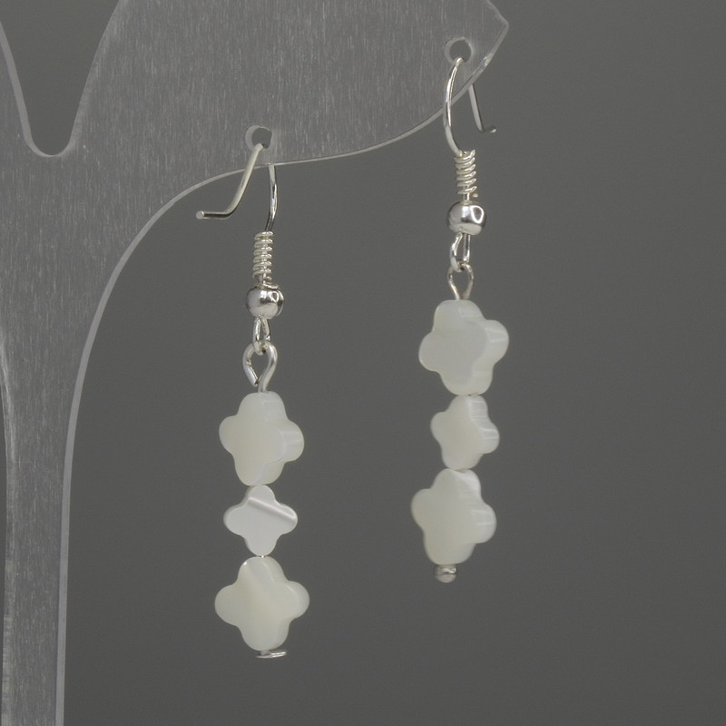 Náušnice s perleťovým motivem ve tvaru třílístku, 6 mm, délka 43 mm