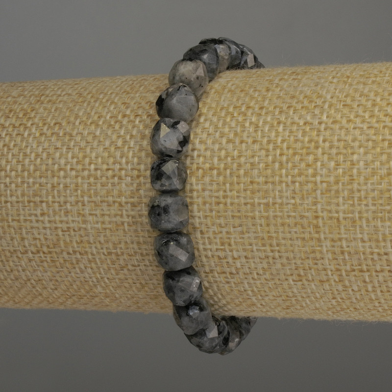 Náramek z labradoritu, broušené kubíky, průměr 7×7 mm, délka 18 cm, elastický