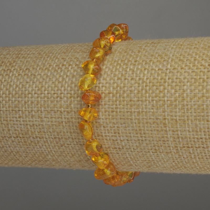 Náramek z jantaru s fasetovanými korálkami, průměr korálků 7×5 mm ±, korálky 2 mm ±, délka 18 cm, elastický