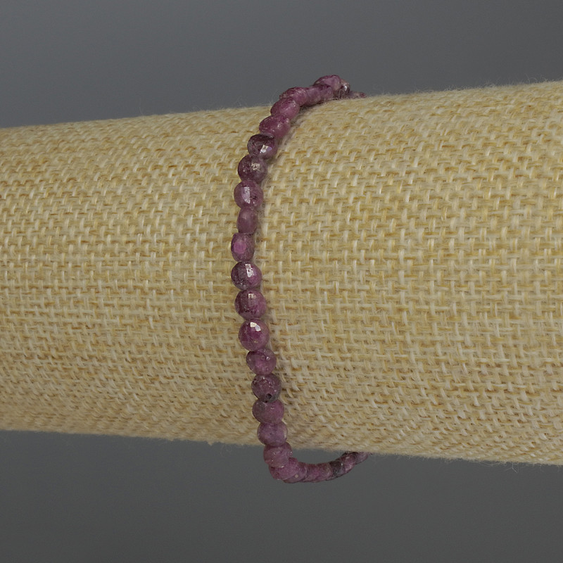 Náramek z rubínu s broušenými mincemi, průměr 4 × 2,5 mm, délka 18 cm, elastická šňůrka