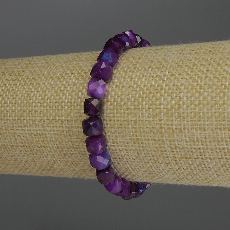 Náramek z turmalínu, broušené kostky, průměr 6 mm, délka 18 cm, pružný