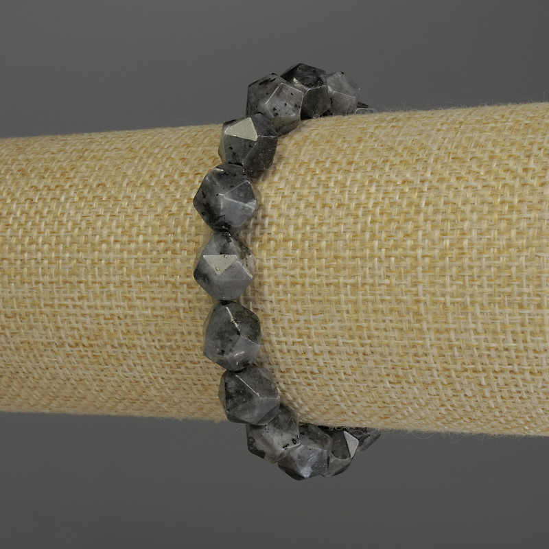 Náramek z labradoritu s víceúhlými fasetami, průměr 10×8 mm, délka 18 cm, elastický