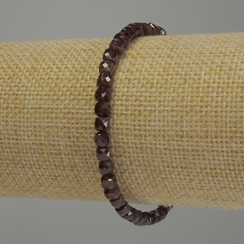Náramek z granátu, broušené kostky, průměr 4×4 mm, délka 18 cm, elastický