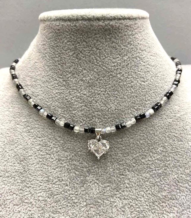 Choker z turmalínu a labradoritu, brusovaný kubík 3 mm se závěsem ve tvaru srdce 12 mm, délka 38 mm, s prodlužovacím řetízkem