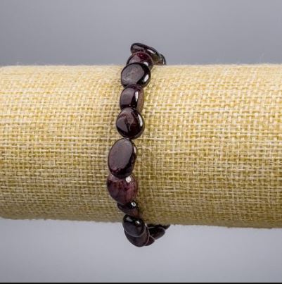 Náramek z granátu, facettovaný, průměr 8–11×8 mm, délka 18 cm, elastický