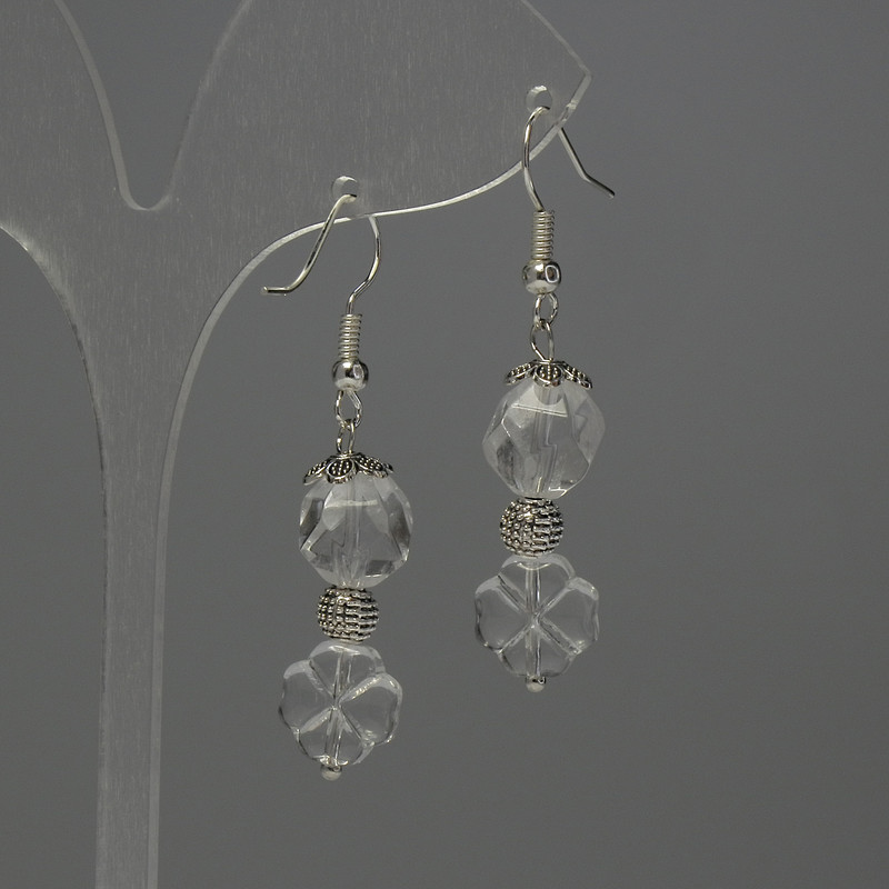 Náušnice z horského křišťálu, víceúhelníky, průměr 10×8 mm ±, čtyřlístek 10 mm ±, délka 44 mm ±