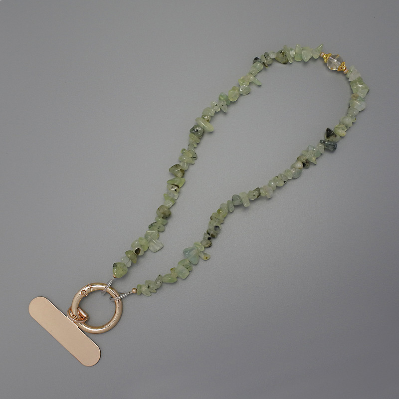 Přívěšek na klíče s řetízkem pro telefon z prehnitu – drobné fragmenty 4–10×2–4 mm ±, kroužek o průměru cca 24 mm ±, délka 24 cm ±