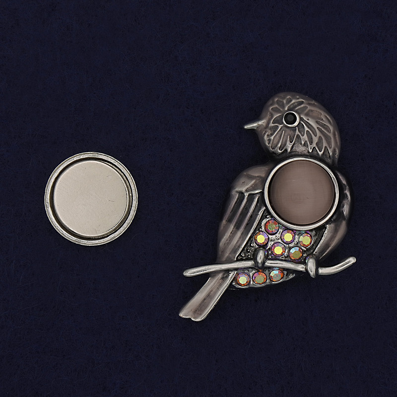 Magnetická brož Ptáček s emailem, kočičím okem a krystaly, stříbrný kov, 34×28 mm+