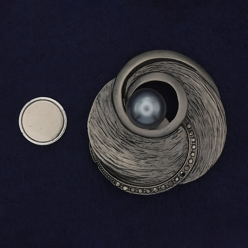 Magnetická brož Akcent s perlou a kamínky, stříbrný kov, 50 mm+