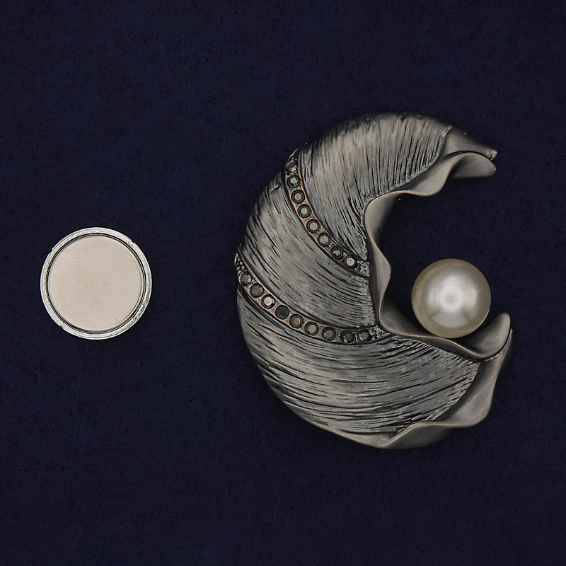 Brož na magnetu Akcent – perla a štrasové kamínky, stříbrný kov, 51×43 mm+