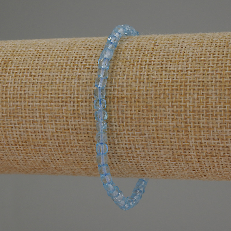 Náramek z přírodního topazu, broušené kubické korálky o průměru 4×4 mm, délka 18 cm, elastický
