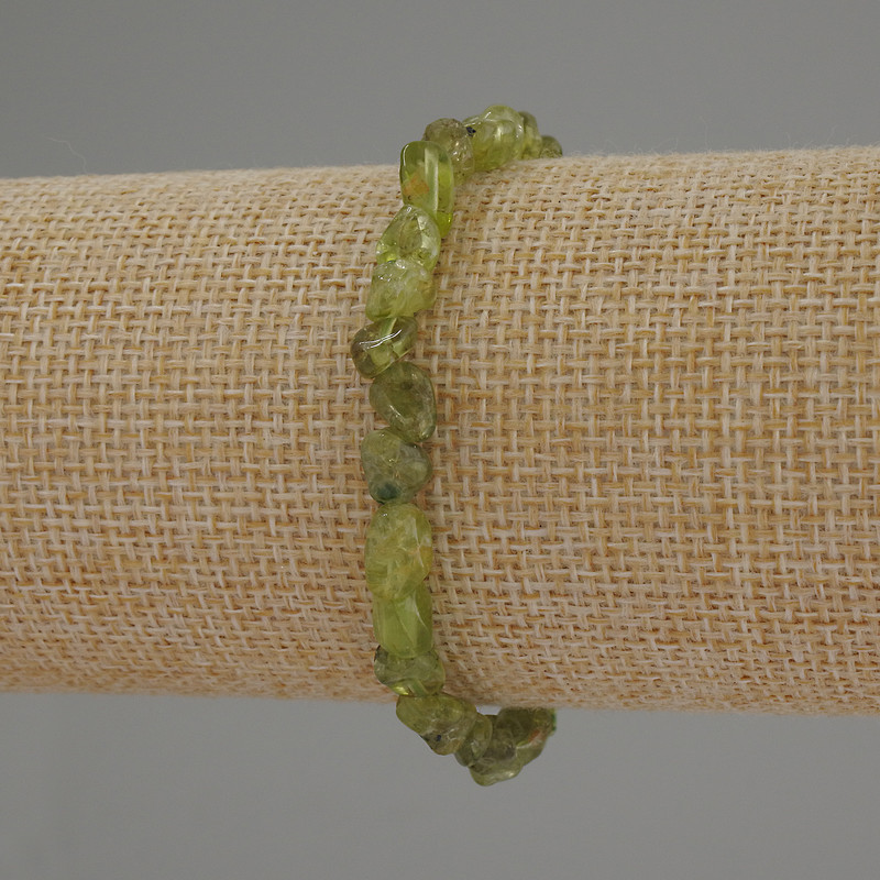 Náramek z chryzolitu, brusované korálky, průměr 6–10×6 mm, délka 18 cm, na elastické šňůrce