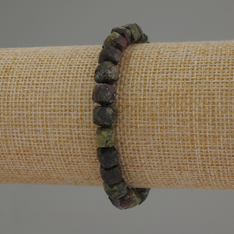 Náramek z jaspisu „Krev draka“ – brusované kubíky, průměr 7 mm, délka 18 cm, elastický