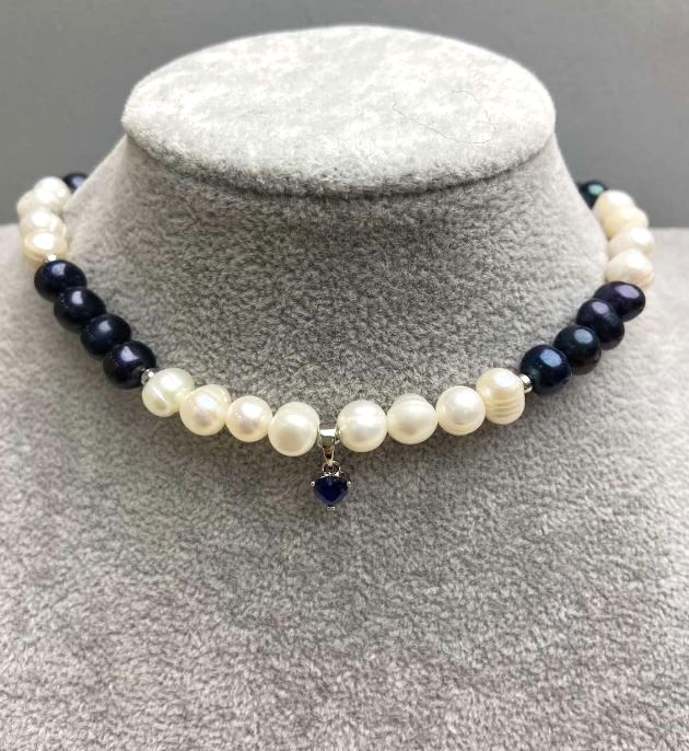 Čoker z černých a bílých sladkovodních perel, oválné 8×6–7 mm, s přívěskem, délka cca 38 cm, s prodlužovacím řetízkem