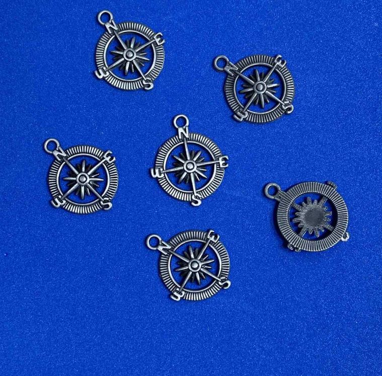 Přívěšek s kormidlem, průměr 25×28 mm, balení 23 ks, 20 g, šedá barva