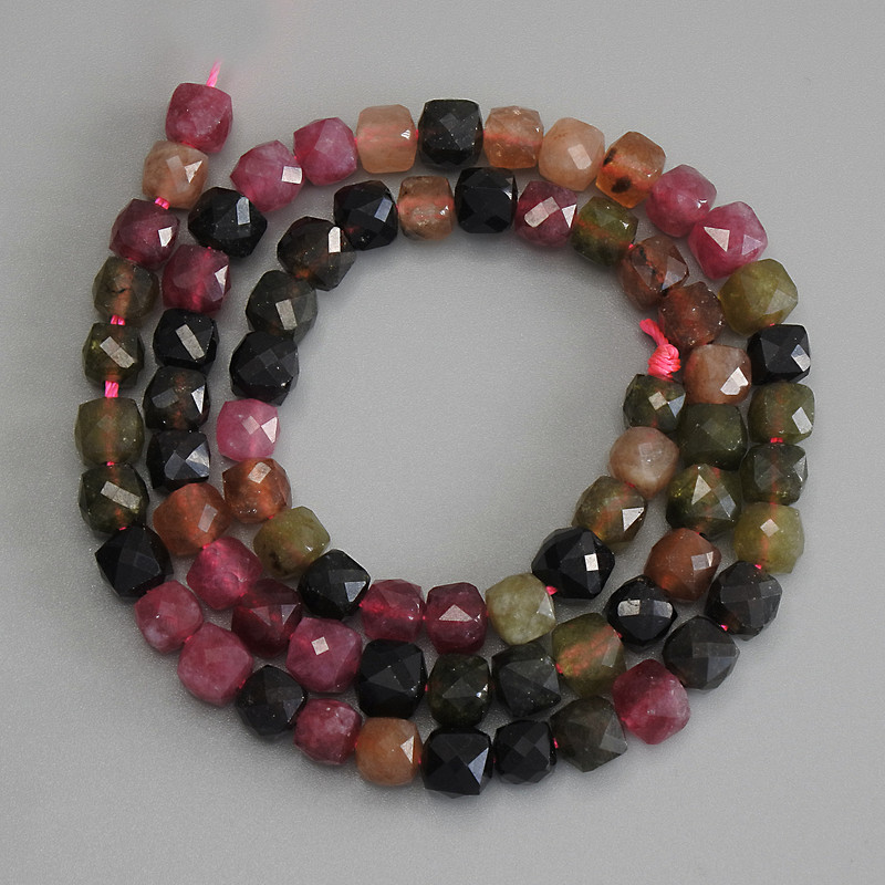 Turmalínové broušené korálky ve tvaru čtverce 6×6 mm na niti, délka 37 cm