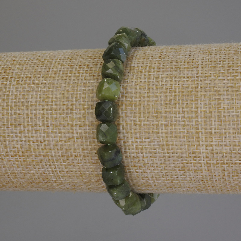 Náramek z jadeitu, kubické korálky broušené, 7×7 mm, délka 18 cm, elastický