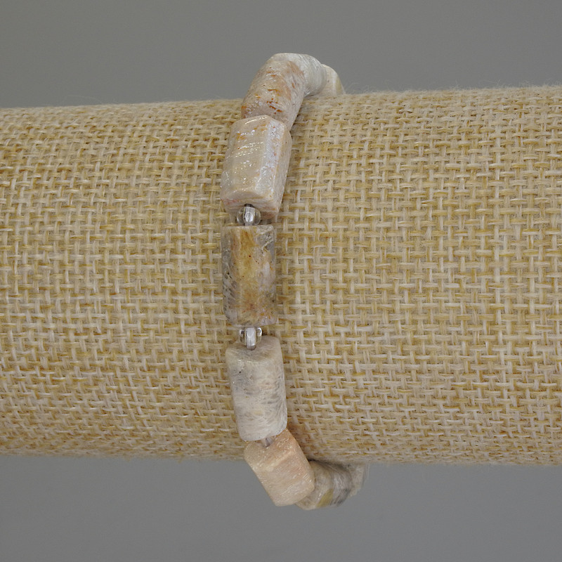 Náramek z fosilizovaného korálu, facetovaný výbrus, průměr 12×7 mm ±, skleněné korálky 3 mm ±, délka 18 cm ±, elastický