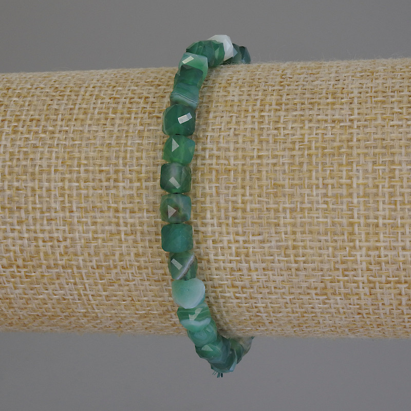 Náramek z achátu, kubické broušené korálky, průměr 5×5 mm, délka 18 cm, elastický