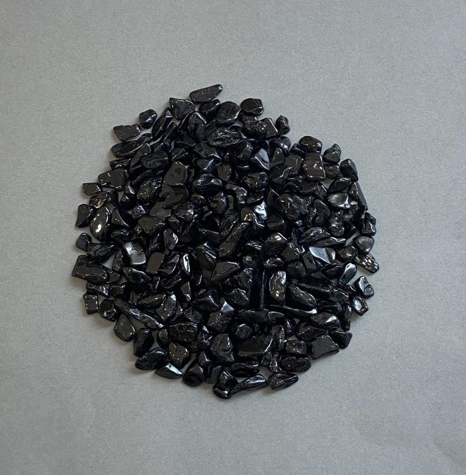 Přírodní drť achátu bez otvoru 6–10×5–6 mm ± (na 100 g ±)