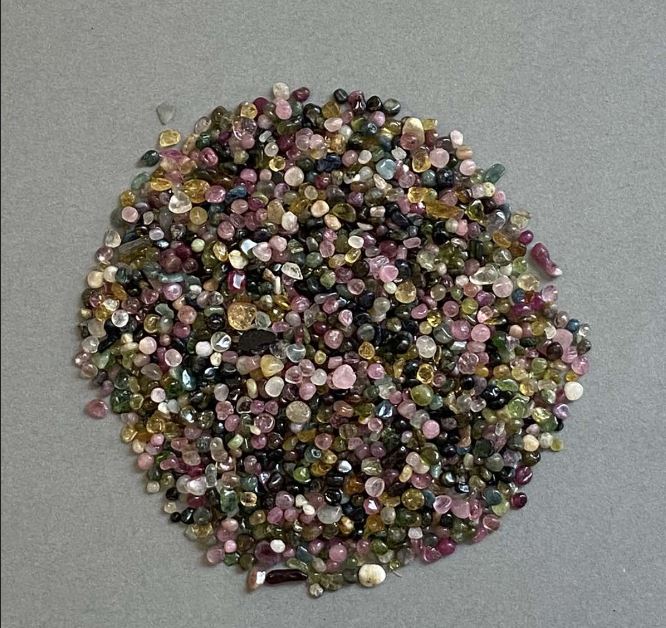 Přírodní turmalínová drť bez otvoru 2,5×2–3 mm ± (na 100 g)