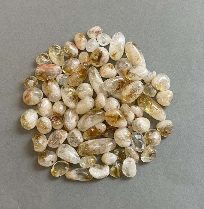 Přírodní citrín – broušené čipy bez otvoru 9–20×8–10 mm ± (za 100 g ±)