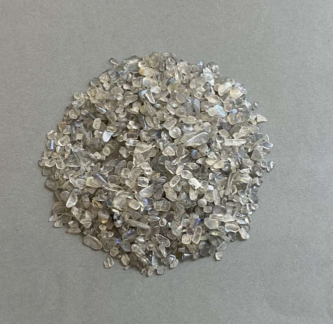 Přírodní drť labradoritu bez otvoru 3–8×2–4 mm (na 100 g)