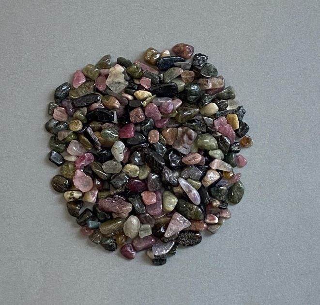 Přírodní kámen turmalín – čipy bez otvoru 4–11 × 3–6 mm +- (za 100 g+-)