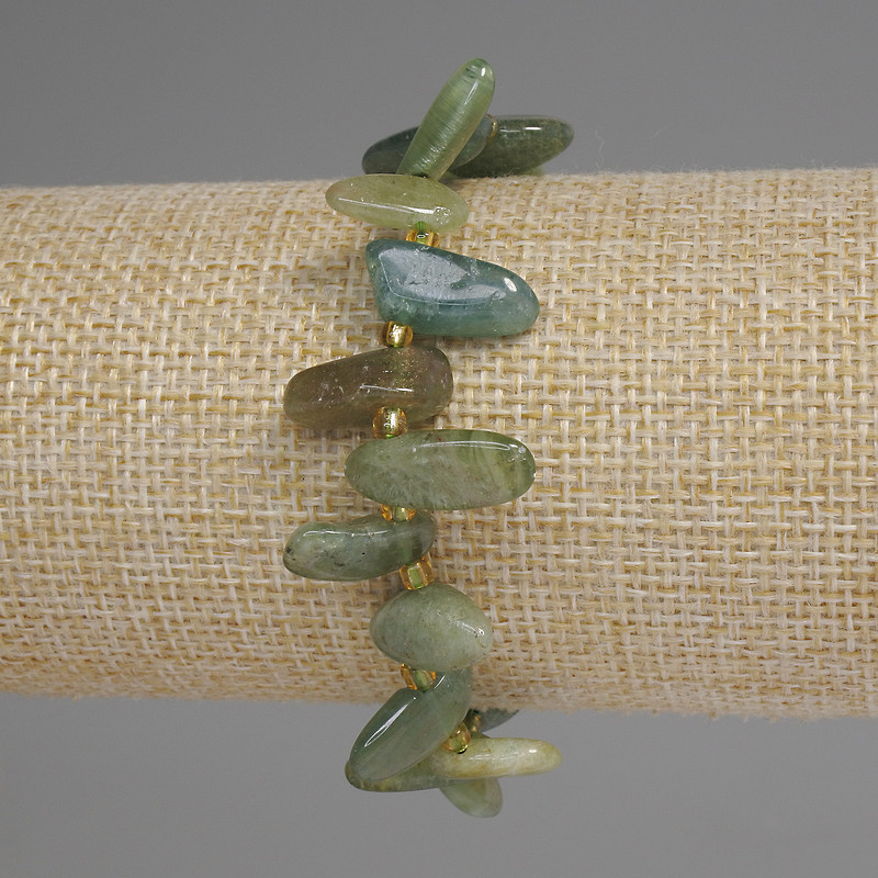 Náramek ze zeleného turmalínu, facetované korálky, motýlí motiv, 10–15 × 6–8 mm, 3 mm korálky, délka 18 cm, elastický