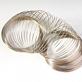 Memoriální drát tloušťka 0,8 mm, průměr smyčky 10 cm (±), cena za 1 kg