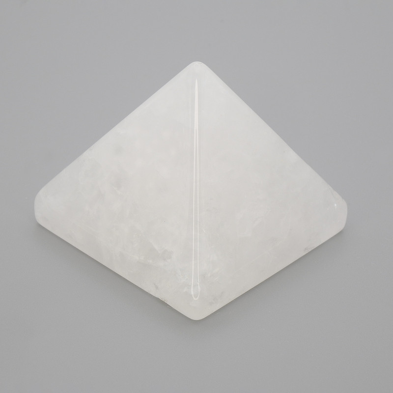 Pyramida – suvenýr z přírodního kamene bergkristalu, délka 38×38 mm, šířka 33 mm