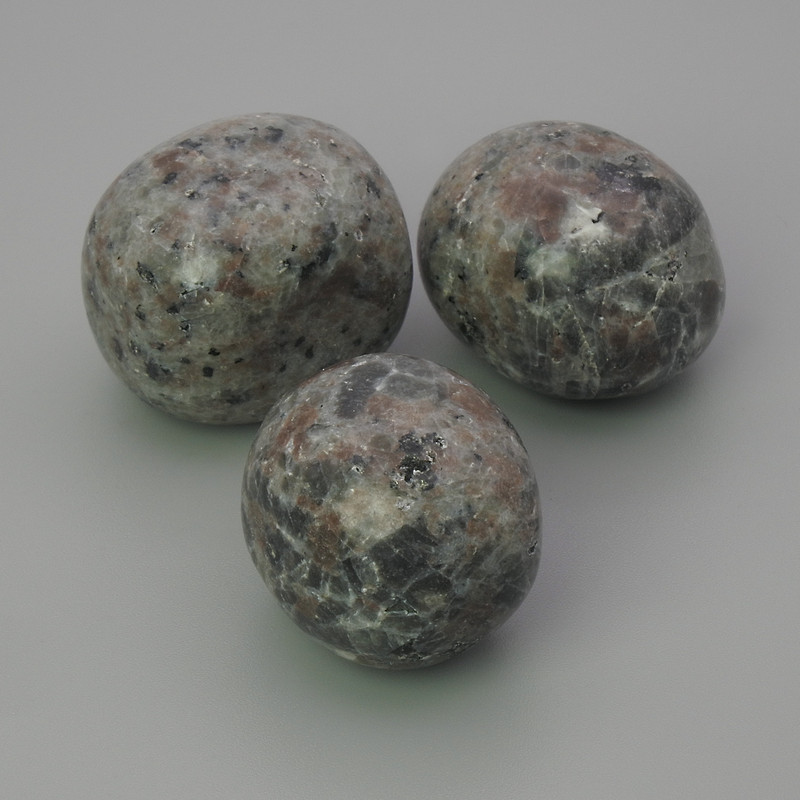 Gabro leštěný dárkový kámen 22–27×20–22 mm (±) balení 100 g (Cena za 100 g)