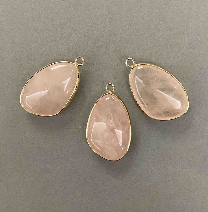 Přívěšek z růžového křemene v zlatistém kovovém rámu 21×35 mm+