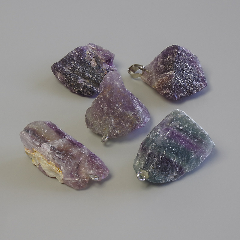 Přívěšek z přírodního fluoritu, neopracovaný, průměr 37–50 × 18–33 mm, různých velikostí