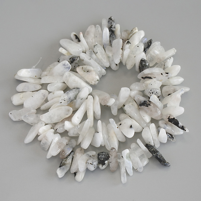 Korálky adularitu drť, průměr 12–15×3–5 mm, na niti, délka 39 cm+