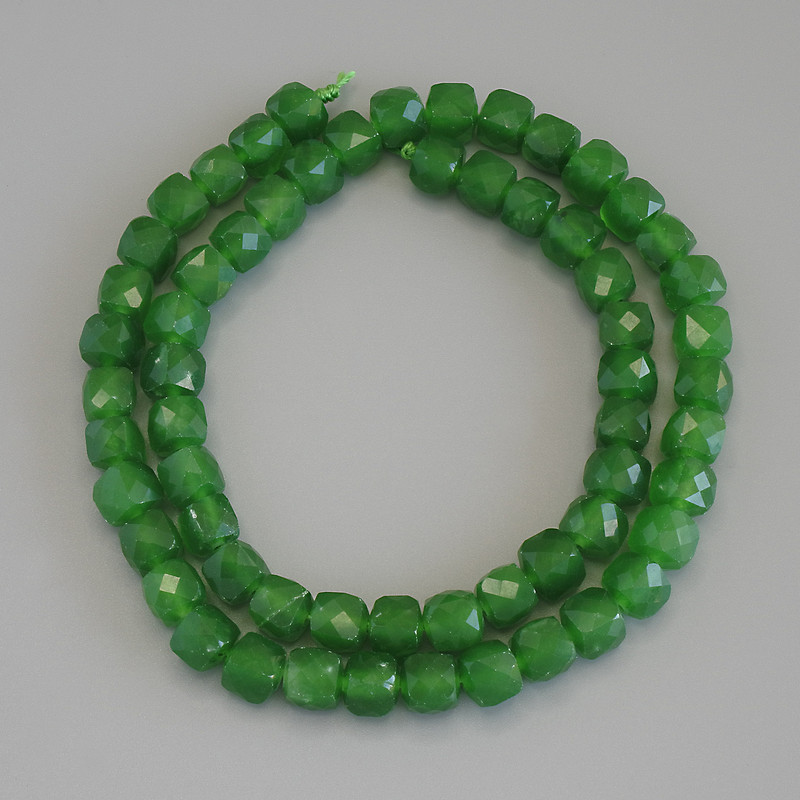 Korálky chrysoprasu broušené do tvaru krychle, průměr 6,5×6,5 mm, na niti, délka 40 cm