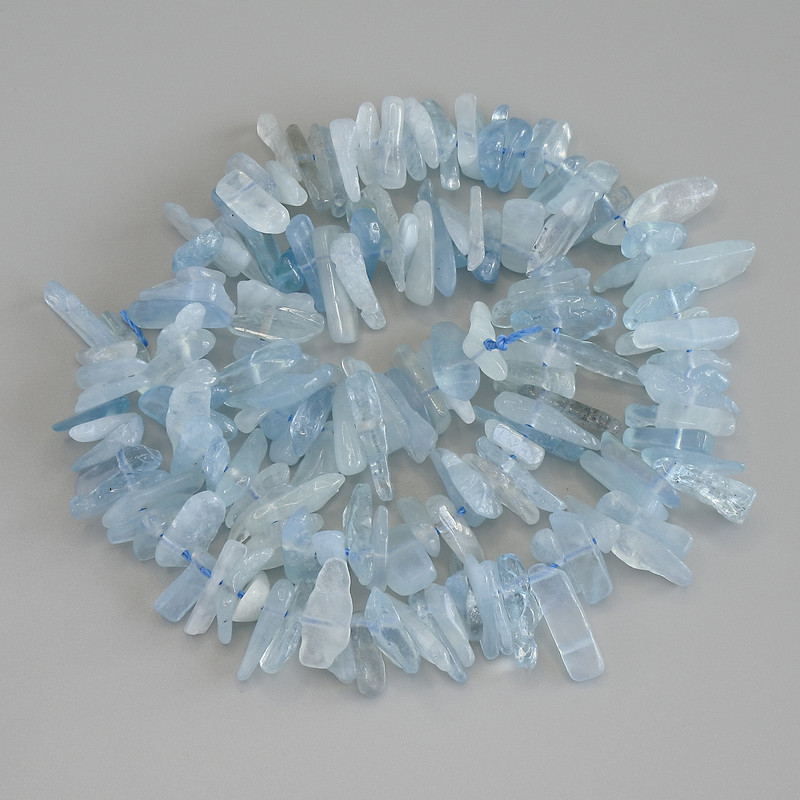 Drobné korálky z akvamarínu, průměr 10–15 × 2–4 mm, na niti, délka 42 cm+