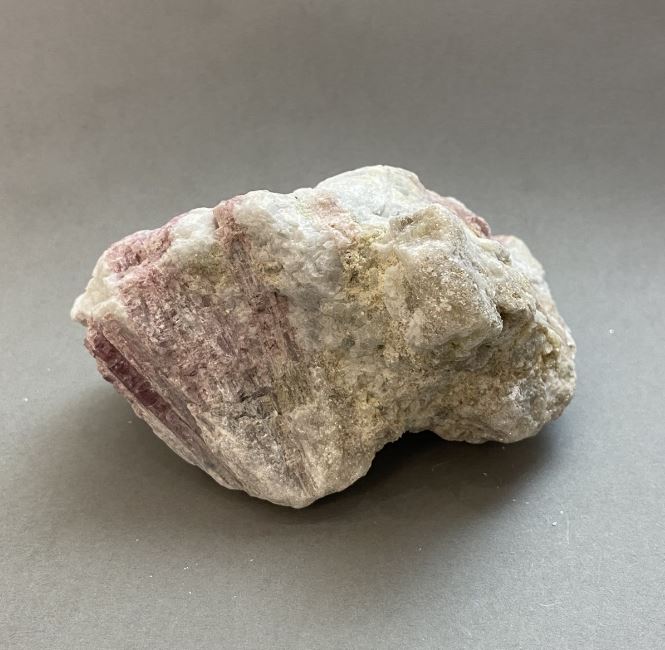 Сувенірний натуральний камінь необроблений Турмалін вага 355 грам 85х61х55мм+