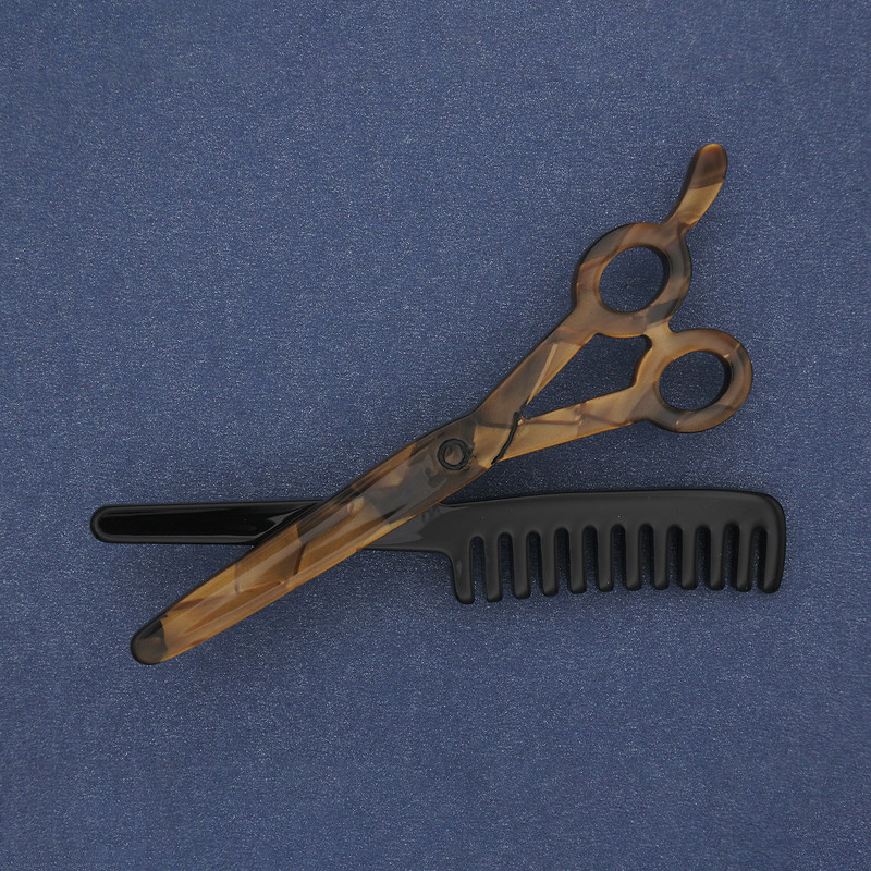 Brož „Nůžky s hřebenem“ – stříbřitý akryl